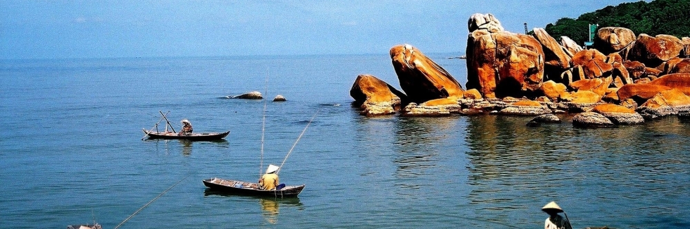Ngư dân đang đánh bắt cá trên những chiếc thuyền nhỏ ở Hòn Khoai